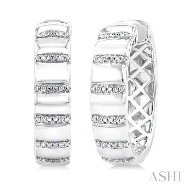 1/10 Ctw Ribbed Round Cut Diamond Bold Fashion Hoop Earring in Sterling Silver