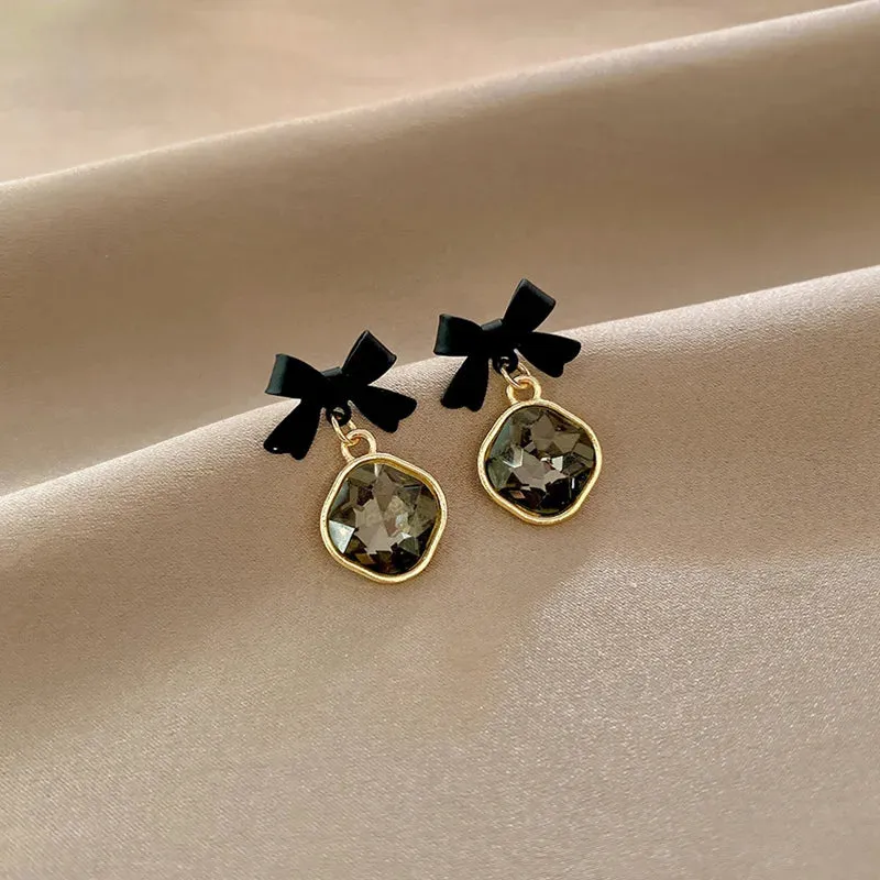 2022 New Personality Fashion Butterfly Golden Earrings Women Temperament Imitation Pearl Inlaid Rhinestones Shiny Earrings