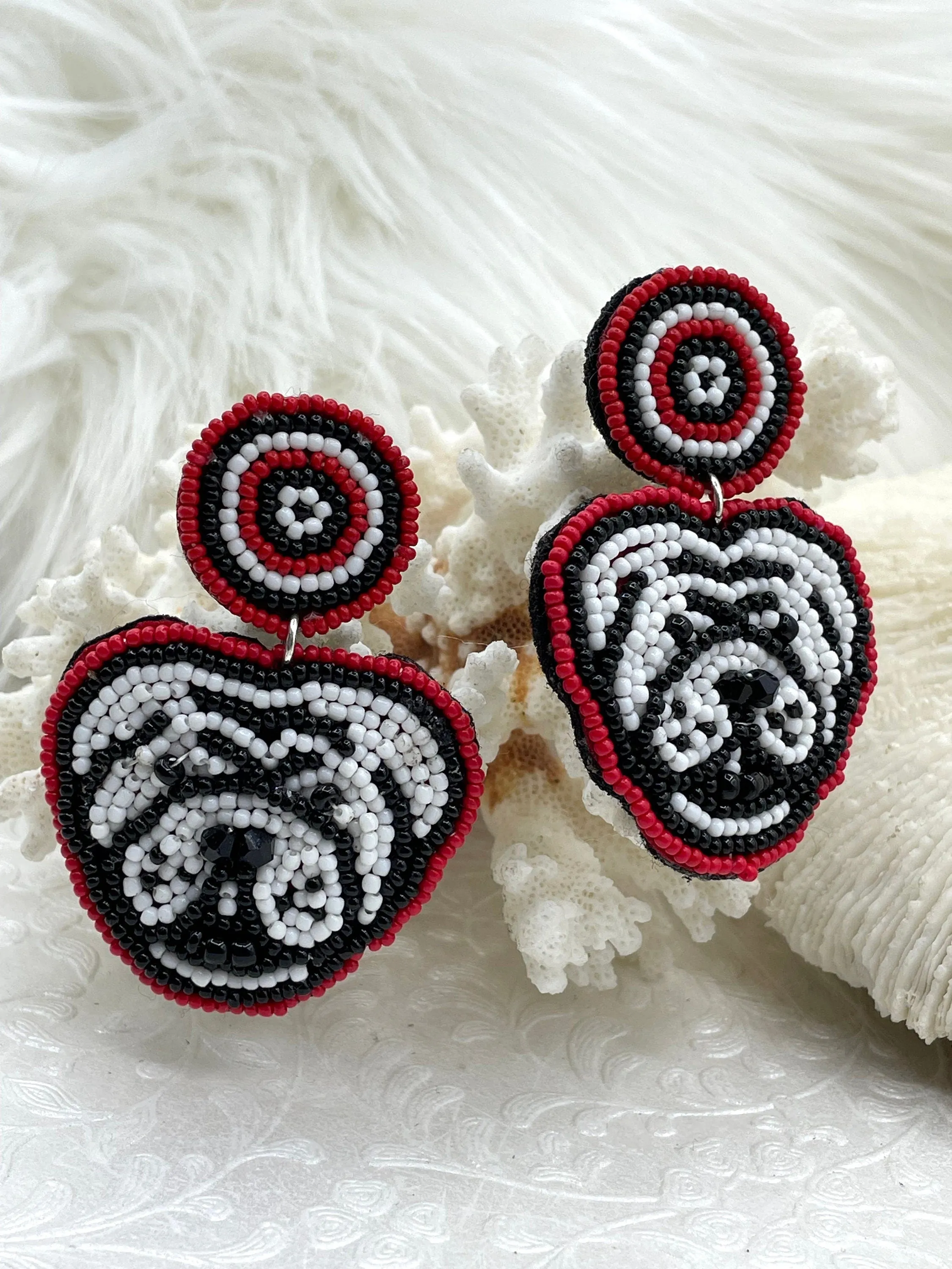 Bulldogs Earrings,Beaded Earrings, Red Black and White Earrings, Game Day Clam,Collegiate Earrings, Dawgs, Go Dawgs, Sold as a set Fast Ship